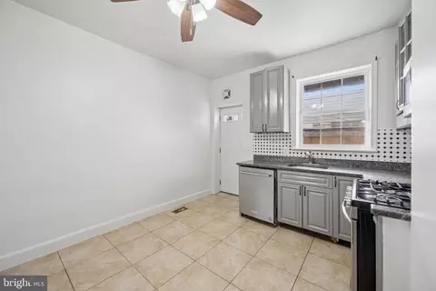 Entry Way - 3512 Mount Pleasant Ave, Baltimore, MD 21224 photo 2 of 4