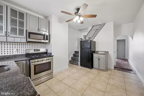 Entry Way - 3512 Mount Pleasant Ave, Baltimore, MD 21224 photo 1 of 4