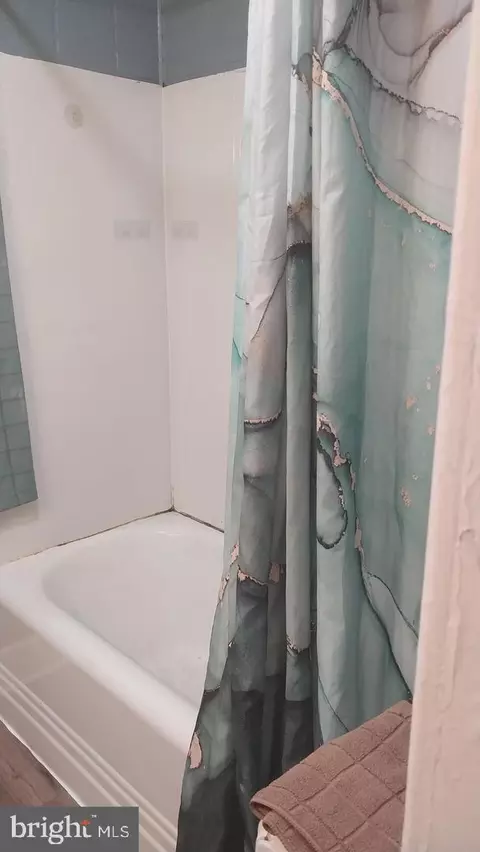 Bath - 2906 Grindon Ave, Baltimore, MD 21214 photo 3 of 4
