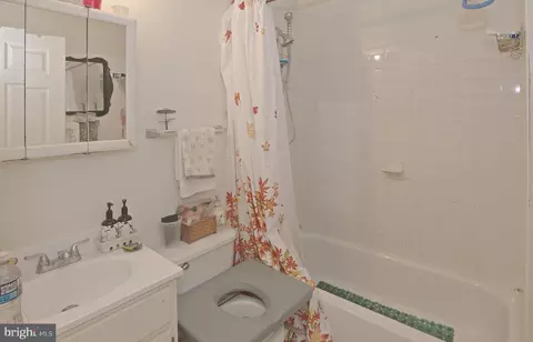 Bath - 2800 Springhill Ave, Baltimore, MD 21215 photo 1 of 1
