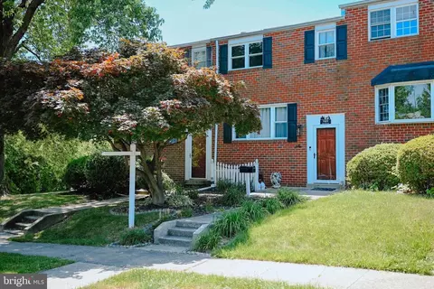 989 Regina Dr, Halethorpe, MD 21227