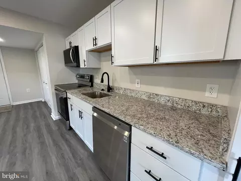 17 Walkway Ct, Middle River, MD 21220