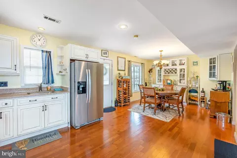 2809 Bay Dr, Sparrows Point, MD 21219 photo 4