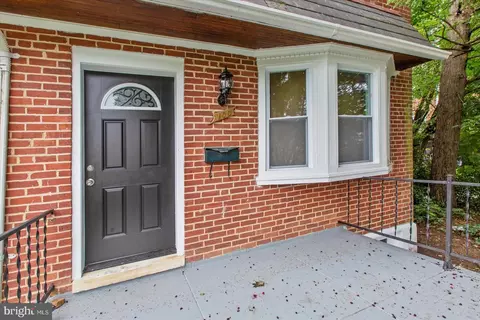 100 Malbrook Rd, Baltimore, MD 21229 photo 2