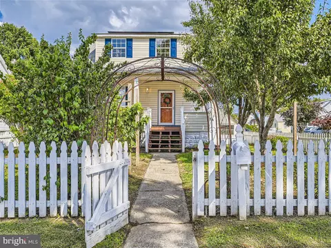 12 Oakwood Rd, Dundalk, MD 21222