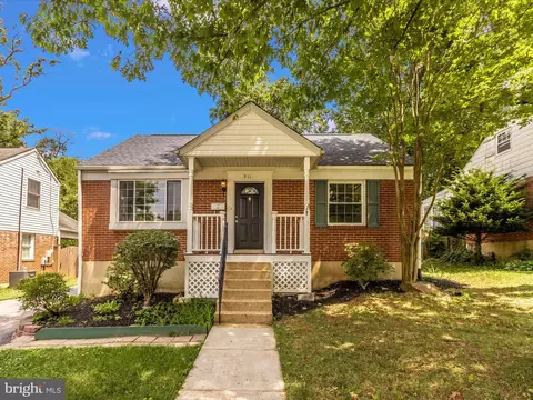 911 Olmstead Rd, Pikesville, MD 21208