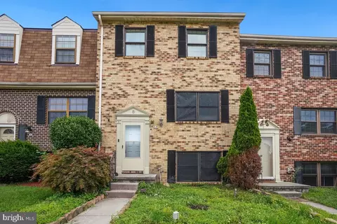 8 Clinton Hill Ct, Catonsville, MD 21228
