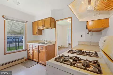 21 Centre Ave, Dundalk, MD 21222 photo 9