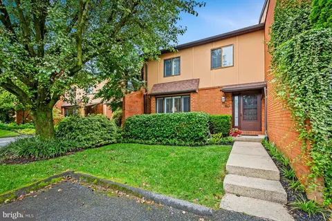 28 Lacosta Ct, Towson, MD 21204