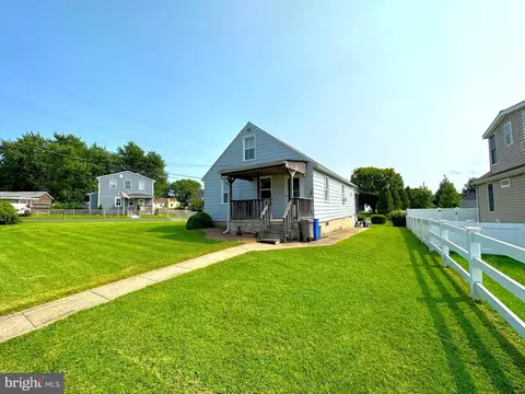 8221 Dogwood Dr, Dundalk, MD 21222