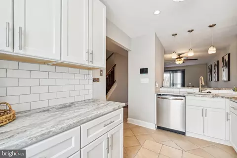 2418 Kevsway Ct, Windsor Mill, MD 21244 photo 3