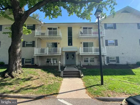 5 Warren Lodge Ct #1-B, Cockeysville, MD 21030