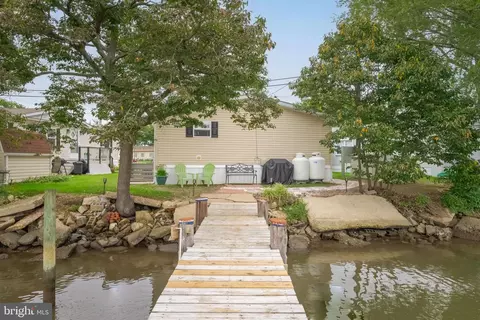 30 Shore Rd, Edgemere, MD 21219