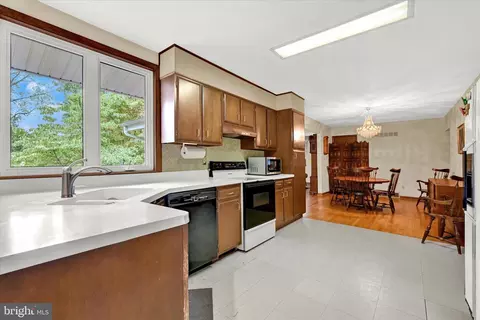 6828 Park Forrest Ln, Hydes, MD 21082 photo 11