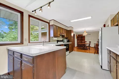 6828 Park Forrest Ln, Hydes, MD 21082 photo 10