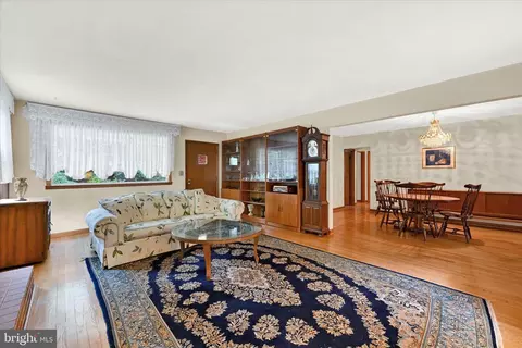 6828 Park Forrest Ln, Hydes, MD 21082 photo 4