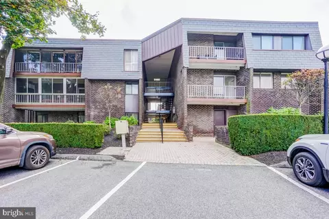 12 Stonehenge Cir #8, Pikesville, MD 21208
