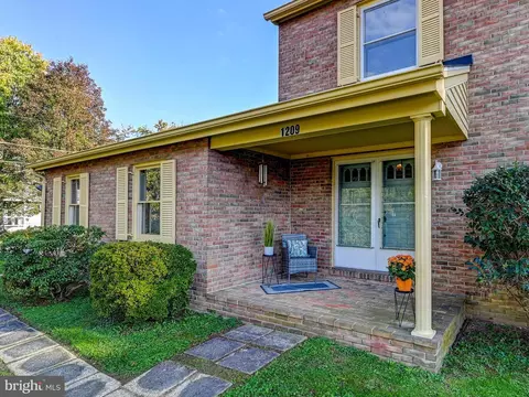 1209 W Lake Ave, Baltimore, MD 21210 photo 2