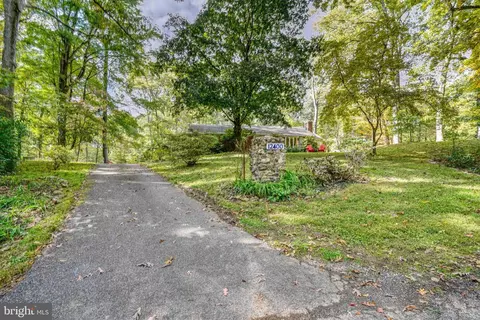 12400 Woodcrest Ln, Glen Arm, MD 21057