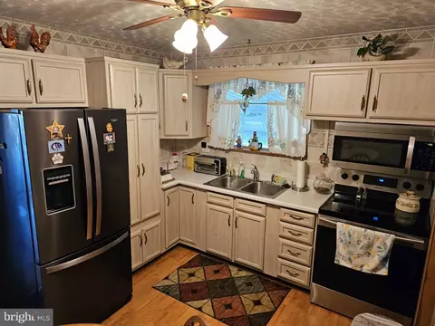 1604 Claridge Ave, Halethorpe, MD 21227 photo 2