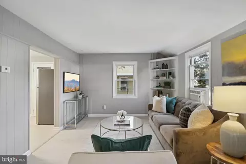Living - 3501 Sollers Point Rd, Dundalk, MD 21222 photo 4 of 6