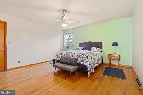Bedroom - 2446 Lodge Farm Rd, Sparrows Point, MD 21219 photo 2 of 7