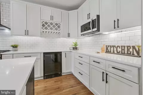 Kitchen - 3505 Beach Rd, Middle River, MD 21220 photo 6 of 7