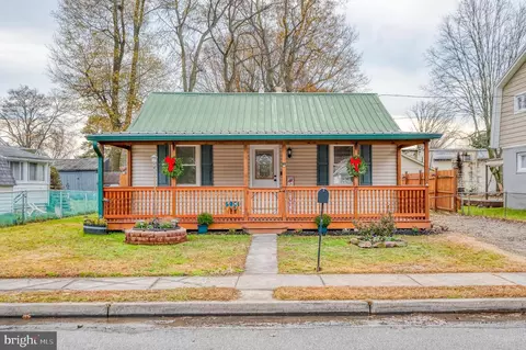 939 Renfrew St, Essex, MD 21221