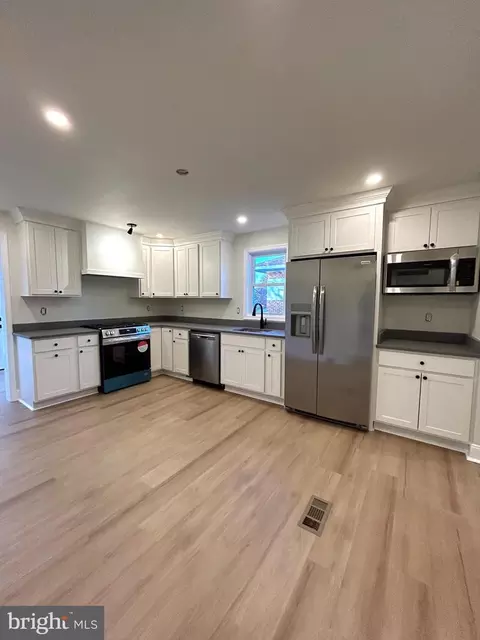 3211 Lynch Rd, Sparrows Point, MD 21219 photo 2