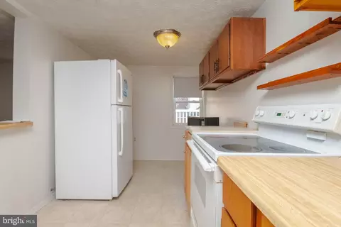Kitchen - 2549 Lodge Forest Dr, Sparrows Point, MD 21219 photo 6 of 8