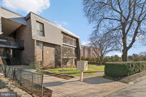 7 Stonehenge Cir #7-3, Pikesville, MD 21208