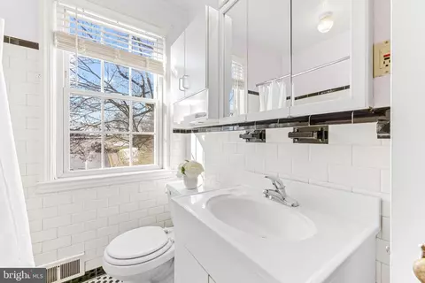 Bath - 410 Overbrook Rd, Baltimore, MD 21212 photo 2 of 3