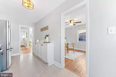 Entry Way - 410 Overbrook Rd, Baltimore, MD 21212 photo 5 of 7