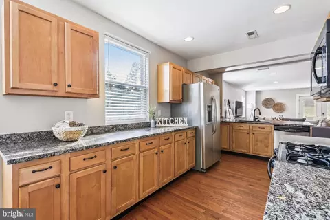 2 Holmes Ave, Catonsville, MD 21228 photo 3