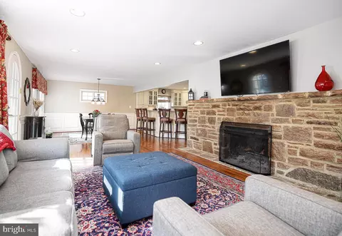 Living - 520 Hampton Ln, Towson, MD 21286 photo 1 of 8