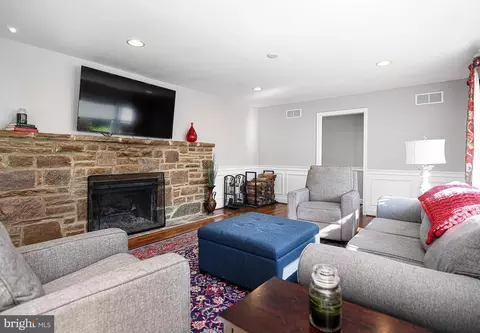 Living - 520 Hampton Ln, Towson, MD 21286 photo 3 of 8