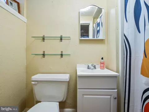 Bath - 242 Blenheim Rd, Baltimore, MD 21212 photo 2 of 2