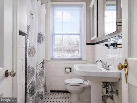 Bath - 242 Blenheim Rd, Baltimore, MD 21212 photo 1 of 2
