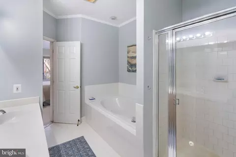 Bath - 10 Stridesham Ct, Baltimore, MD 21209 photo 3 of 4