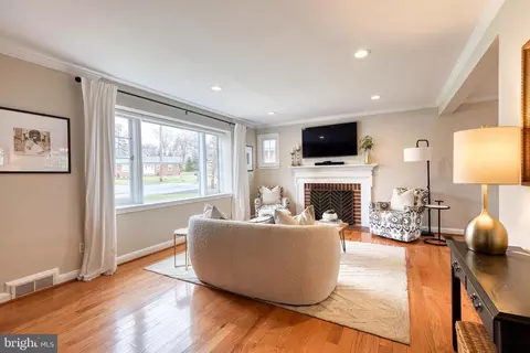1104 Hampton Garth, Towson, MD 21286 photo 2