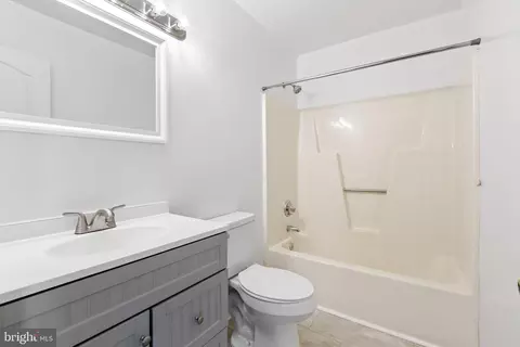 Bath - 14 Sundown Ct, Baltimore, MD 21206 photo 2 of 3