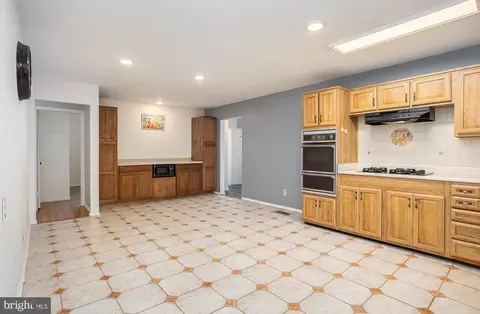 Kitchen - 4313 E Joppa Rd, Nottingham, MD 21236 photo 3 of 4