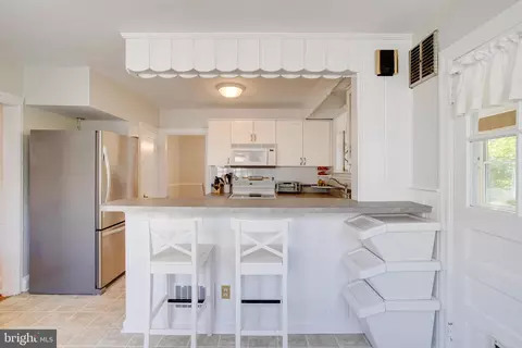Kitchen - 1237 Greystone Rd, Halethorpe, MD 21227 photo 6 of 7