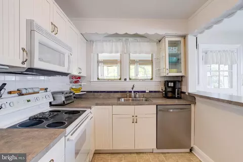 Kitchen - 1237 Greystone Rd, Halethorpe, MD 21227 photo 3 of 7