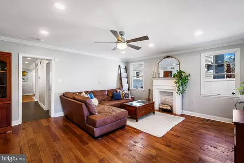 Living - 622 Murdock Rd, Baltimore, MD 21212 photo 4 of 4