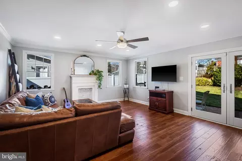 Living - 622 Murdock Rd, Baltimore, MD 21212 photo 2 of 4