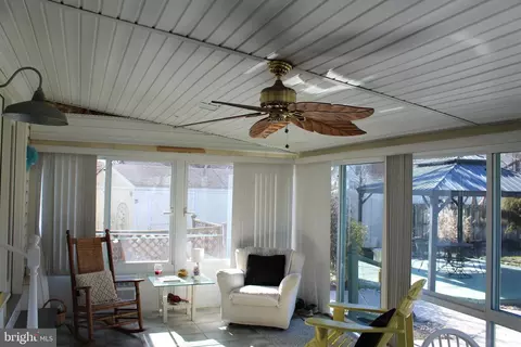 Living - 2404 Oak Manor Rd, Sparrows Point, MD 21219 photo 3 of 6