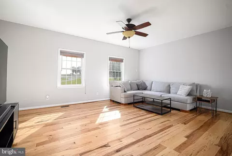 Living - 13526 Bottom Rd, Hydes, MD 21082 photo 2 of 9