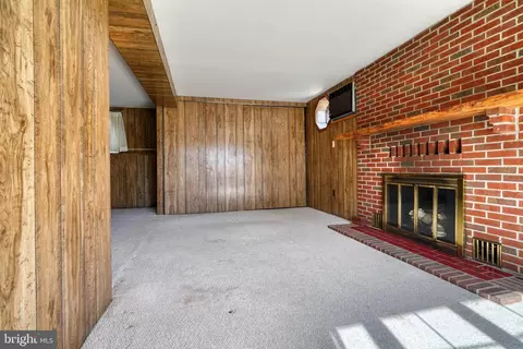 Living - 1106 Raven Dr, Baltimore Highlands, MD 21227 photo 2 of 5