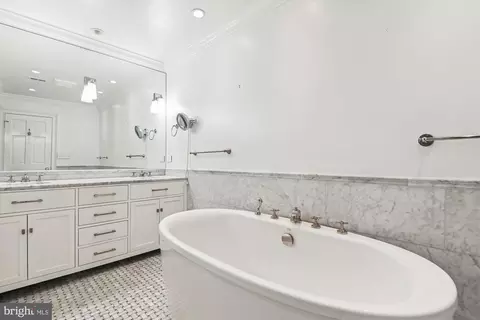 Bath - 7 Devon Hill Rd #A5, Baltimore, MD 21210 photo 1 of 3